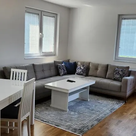 Brand New Two Bedroom And One Living In A Great Location! Appartement