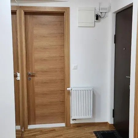 아파트 Brand New Two Bedroom And One Living In A Great Location!