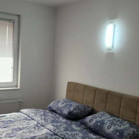 Brand New Two Bedroom And One Living In A Great Location! Διαμέρισμα *