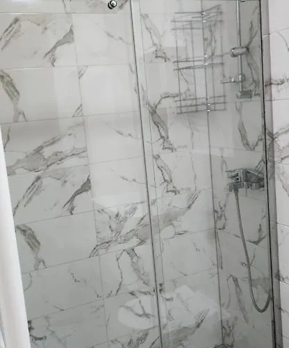 Brand New Two Bedroom And One Living In A Great Location! 公寓 *