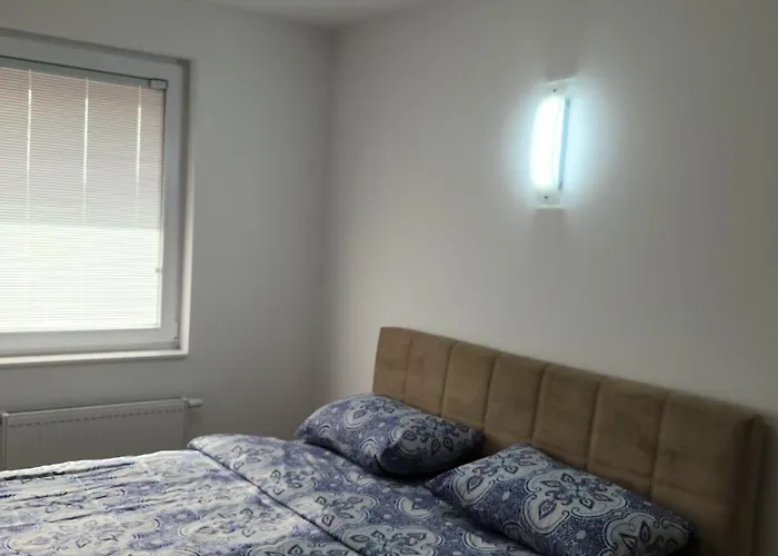 Brand New Two Bedroom And One Living In A Great Location! 公寓 *